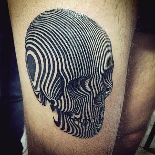 Thigh skull tattoo