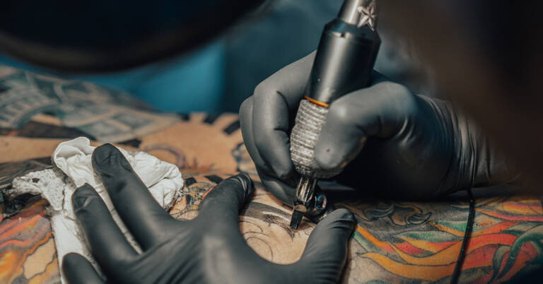 12 Scary Warning Signs of a Bad Tattoo Studio/Artist You’ll Want to Avoid